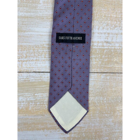 Saks Fifth Avenue Silk Mens Tie Lavender Purple Red White & Blue Diamond Pattern - Picture 4 of 7